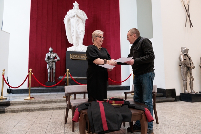 Momentas: žinomo šaulio uniformą muziejaus direktorei R. Malinauskienei perdavė S. Ignatavičius.