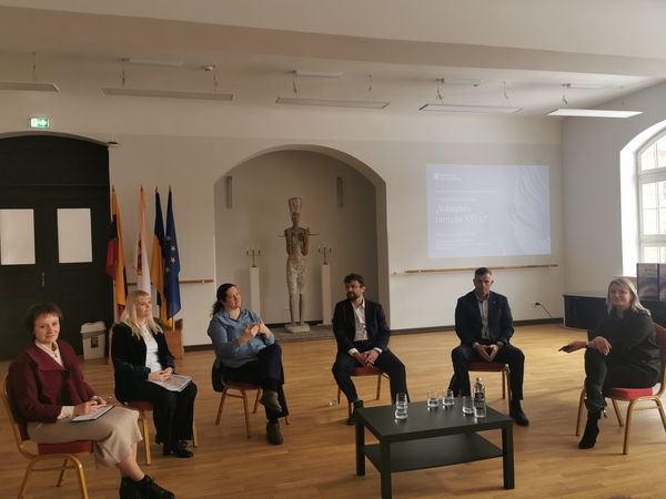 Svečiavosi: į diskusiją atvyko Vidaus reikalų ministerijos, Valstybinės mokesčių inspekcijos bei savivaldos atstovai.