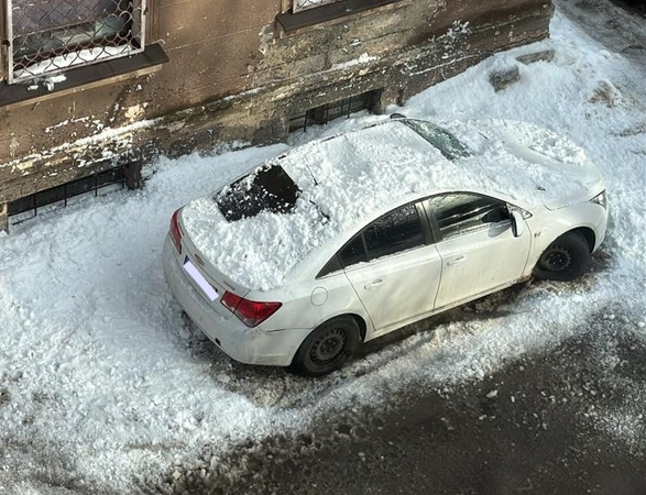 Pasekmė: dėl sniego apgadinto automobilio savininkas patirs nemažai išlaidų.