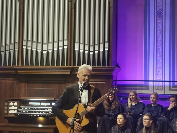 Muzikavo: žiūrovams dainas dovanojo ir dekanas R. Balsys.