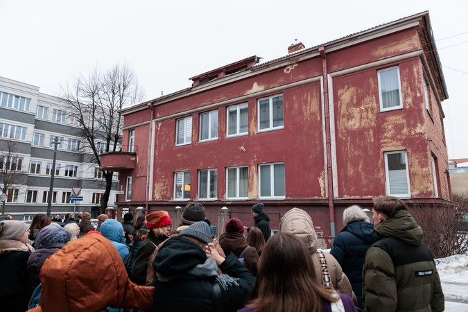 Dalyviai: architektūros mylėtojai gausiai susirinko prie P. Jagmino namo paminėti architekto A. Funko gimtadienio.