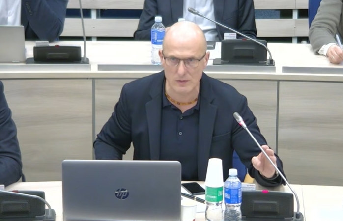 Įvaizdis: uostamiesčio tarybos narys V. Dambrauskas gintaro karoliams turi savo paaiškinimą.