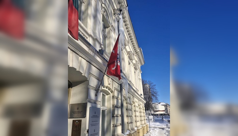 Pavojus: dar prieš kelias dienas įspūdingų varveklių būta ir ant rotušės fasado.