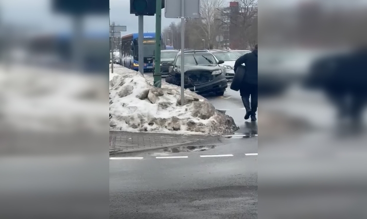 Statybininkų prospekte į avariją pateko medikų ekipažas
