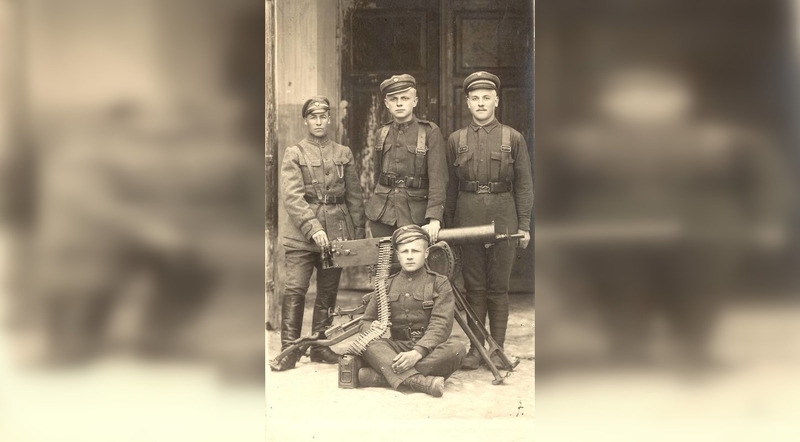 Bendražygiai: stovi iš kairės vyresn. puskarininkis Aleksandras Laniauskas, viršila Leonas Vitkauskas ir eilinis Leonas Vasiliauskas, sėdi eilinis Pranas Bradauskas. Vilnius, 1920 m. spalio 3 d.