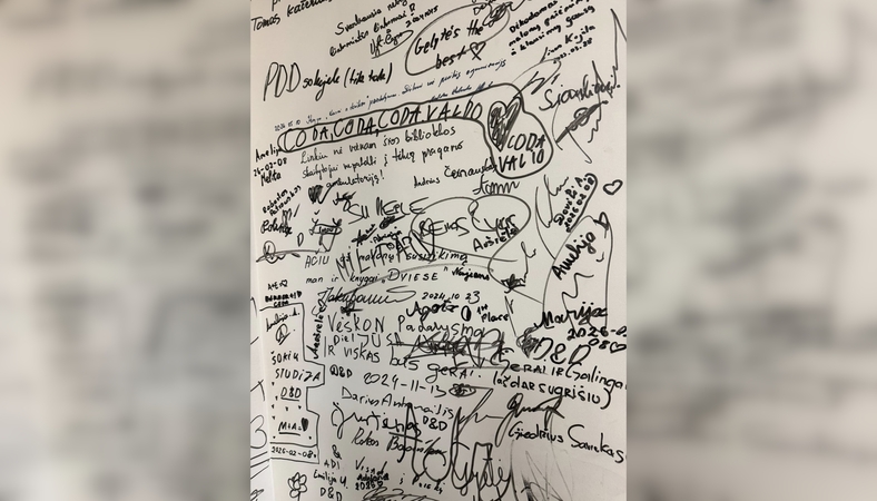 Gėda: ant sienos atsirado ne tik nauji „parašai“, bet ir vulgarūs užrašai.