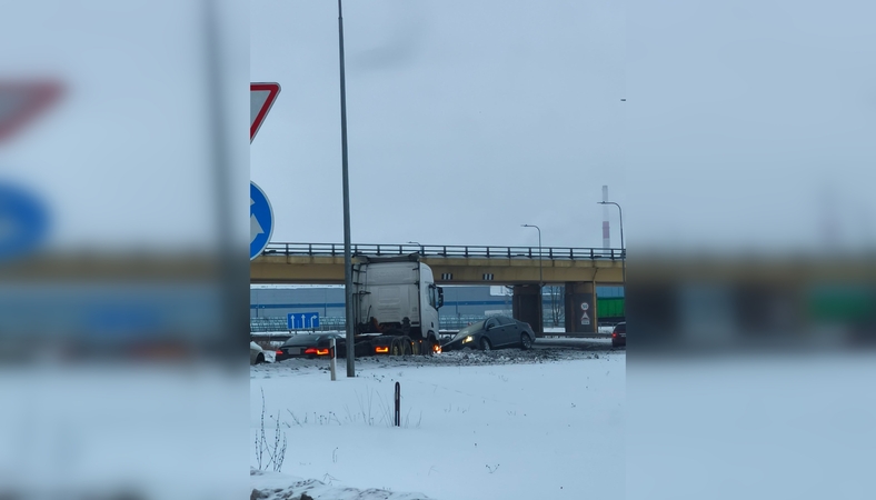 Jakų žiedinėje sankryžoje susidūrė lengvasis automobilis ir vilkikas  