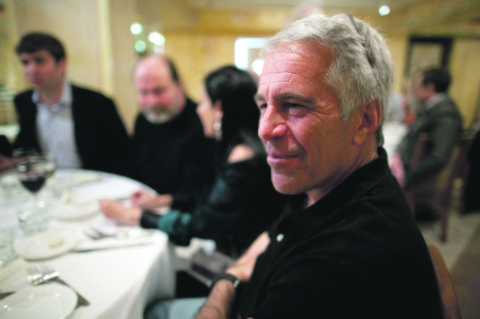 Centre: su J. Epsteinu bendravo skikir­tin­gų po­li­ti­nių pa­žiū­rų, iš­si­la­vi­ni­mo ir per­ka­mo­sios ga­lios, skir­tin­gų in­te­re­sų tu­rin­tys as­me­nys.