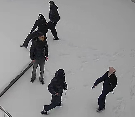 Kaune sugadintos pastato durys: policija turi klausimų šiems asmenims