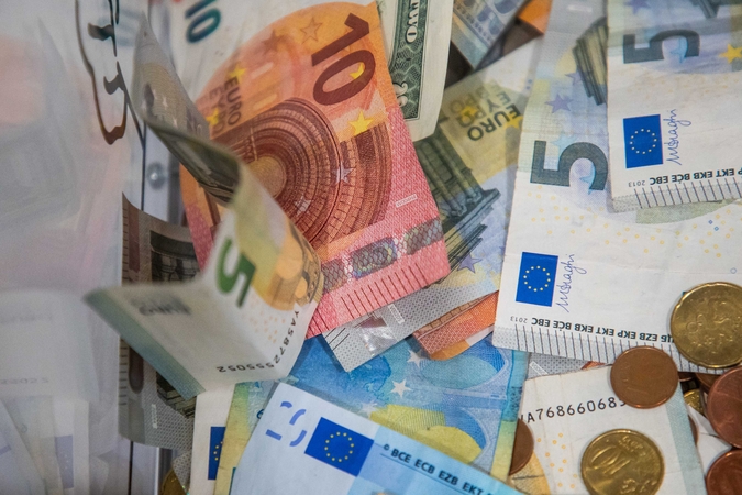 Apklausa: atsiimtas pensijų lėšas lietuviai linkę investuoti į NT ar indėlius