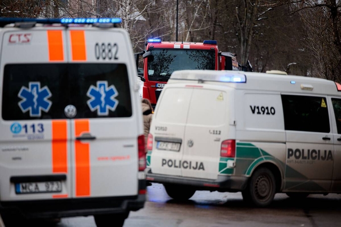 Kaune ugniagesiai traukė į garažo duobę įkritusį vyrą