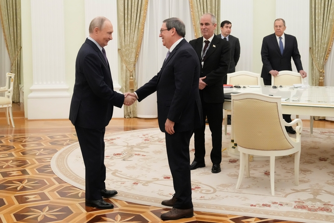 Vladimiras Putinas pažadėjo paramą energijos krizę patiriančiai Kubai.