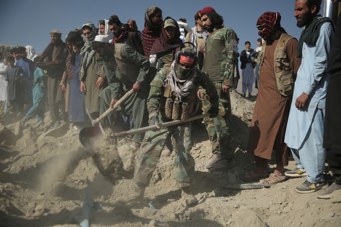 Pakistanas surengė oro atakas Afganistane: dešimtys žmonių žuvo