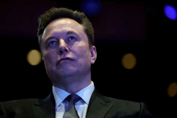 Elonas Muskas Ispanijos premjerą dėl socialinių tinklų apribojimų pavadino „tironu ir išdaviku“