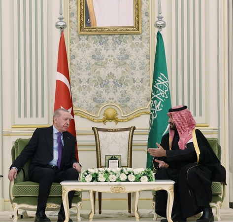 Turkijos prezidentas lankosi Saudo Arabijoje, šylant buvusių varžovių santykiams