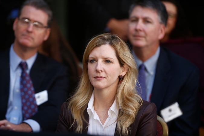 Dėl ryšių su Epsteinu atsistatydino vyriausioji banko „Goldman Sachs“ teisininkė