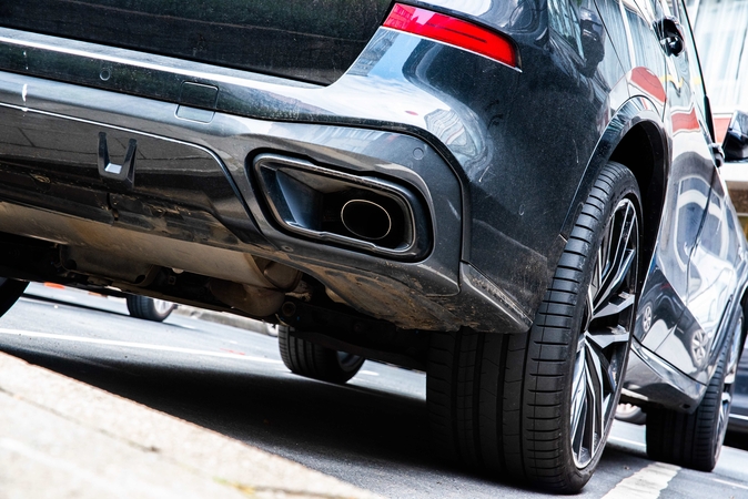 Nuogas vyras vidury baltos dienos pabandė į automobilį įvilkti klinikos darbuotoją