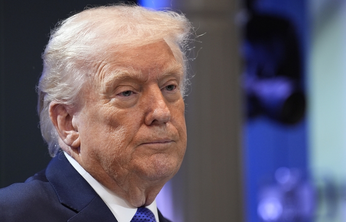 Donaldas Trumpas paskelbė didinantis pasaulinį muitą JAV importui nuo 10 iki 15 procentų