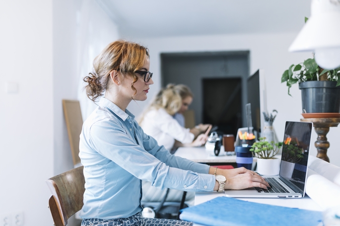 Dirbate prie ekranų? Štai ką būtina žinoti apie mėlyną šviesą