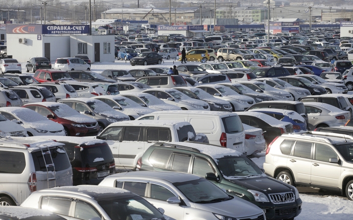 Rusai toliau sėkmingai perka užsienietiškus automobilius – padeda kinai