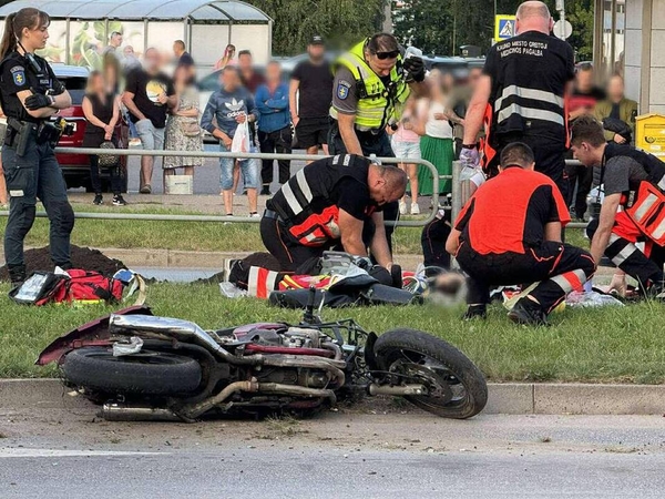 Teisės išvažiuoti į gatvę neturėjęs motociklininkas lėkė į mirtį 145 kilometrų per valandą greičiu
