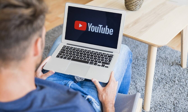 2005 metais ėmė veikti „YouTube“ – interneto svetainė, skirta vaizdo įrašų dalijimuisi ir peržiūrai.