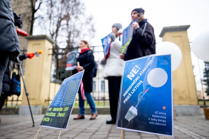 Pokytis: pernai išaugo prieš Lietuvą nukreiptas Baltarusijos informacinis spaudimas. Labai stipriai reflektuota į kontrabandinių balionų krizę, Lietuva net kaltinta, kad pati organizuoja jų pakėlimą ir kontrabandą.