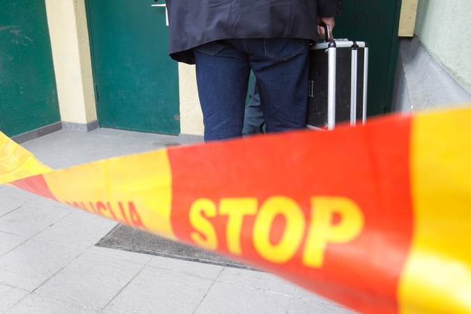 Užrakintame bute – mįslingos sutuoktinių mirtys: vyras rastas ant grindų, moteris – lovoje
