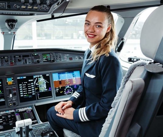 Mergina, kuri net nesvajojo tapti pilote, šiandien pilotuoja keleivinį lėktuvą
