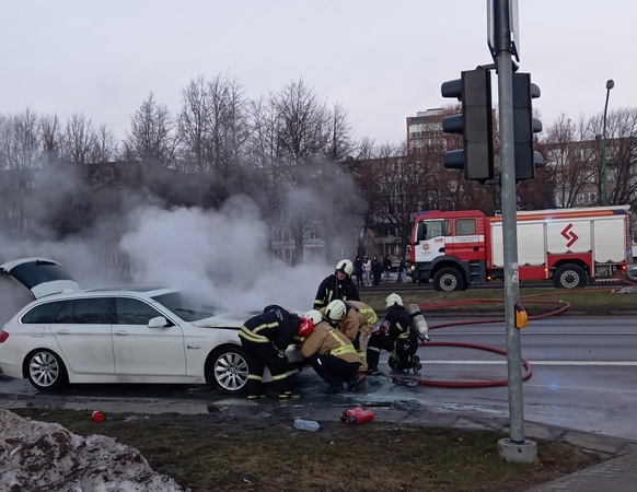 Užsiliepsnojęs BMW sustabdė eismą Klaipėdoje