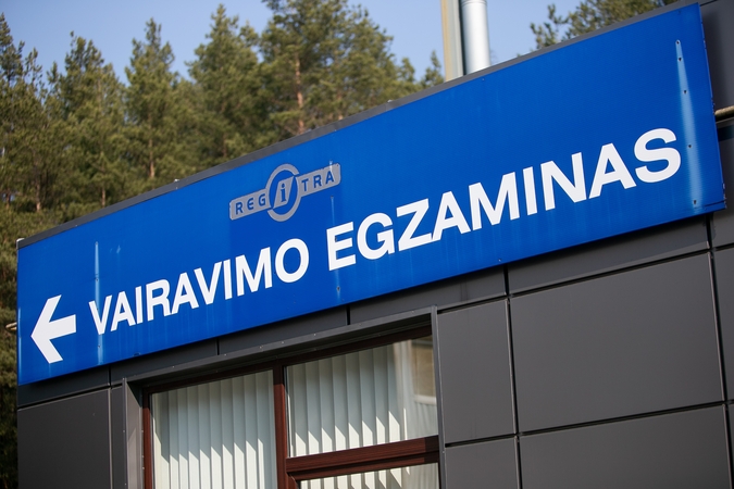 18 metų prie vairo: ar pakaktų žinių išlaikyti egzaminą nesikartojus šiandien?