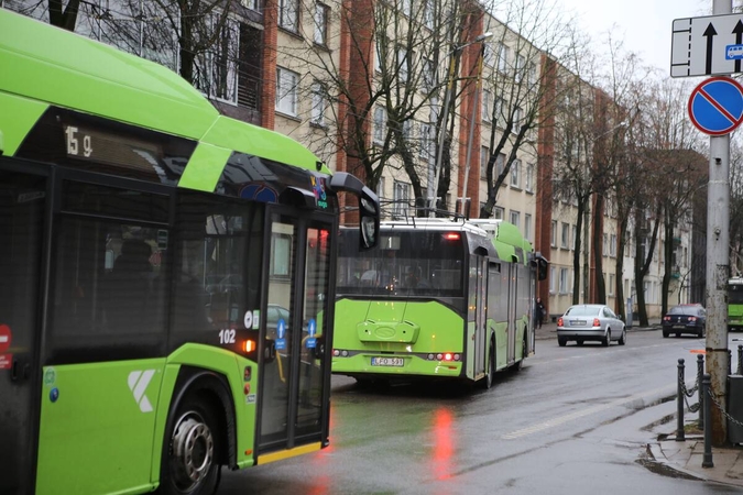 Dar vienas išpuolis troleibuse: šį kartą nukentėjo ir viena prieš triukšmadarius stojusi vairuotoja