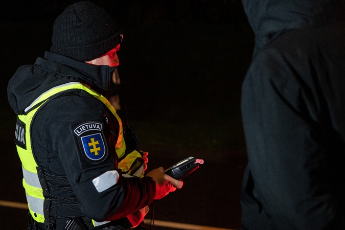 Teisės vairuoti neturintis vyras partrenkė policininką ir paspruko