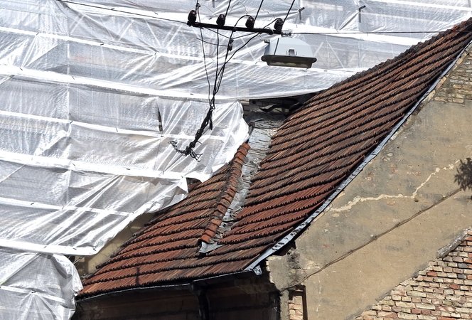 Nelaimė Vilniaus renovuojamame daugiabutyje: nukrito prie stogo dirbęs žmogus