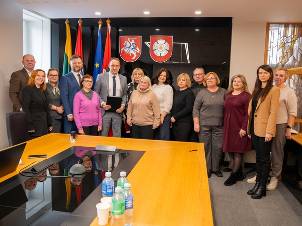 Po dviejų savaičių konflikto Alytaus mokykloje atnaujinamas ugdymas, laikinai keisis vadovas