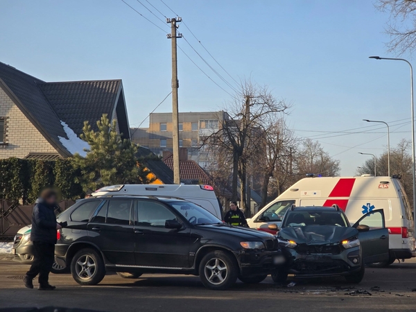 Jonavoje – BMW ir „Dacia“ avarija: medikų prireikė moteriai