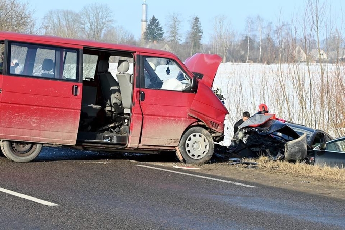 Kraupus dviejų automobilių susidūrimas: viena keleivė išvežta į ligoninę