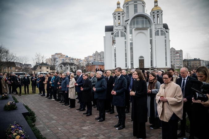 Ukrainoje viešintis Budrys su ES kolegomis pagerbė Bučos žudynių aukas