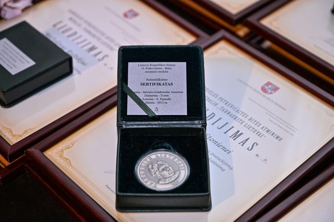 Trys rašytojai atsisakė priimti medalį „Tarnaukite Lietuvai“: paaiškino, kodėl