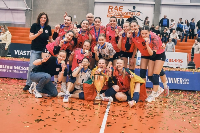 Stipriausios Baltijos šalyse: „Kauno-VDU“ tinklininkės Estijoje į viršų kėlė čempionių taurę
