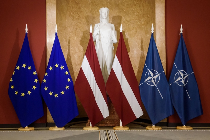 Latvijoje dėl sukčiavimo vykdant viešuosius IT pirkimus už 1,5 mln. eurų, sulaikytas 21 asmuo
