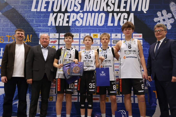 Apdovanojimai: pasveikinti jaunųjų krepšininkų atvyko ir Kauno rajono meras V. Makūnas (antras iš dešinės); už nuolatinį dėmesį moksleivių krepšiniui jam buvo įteiktas LMKL specialusis prizas.