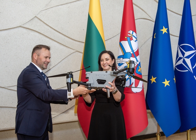 Verslo parama valstybės saugumui: Vyriausybei perduoti septyni industriniai dronai