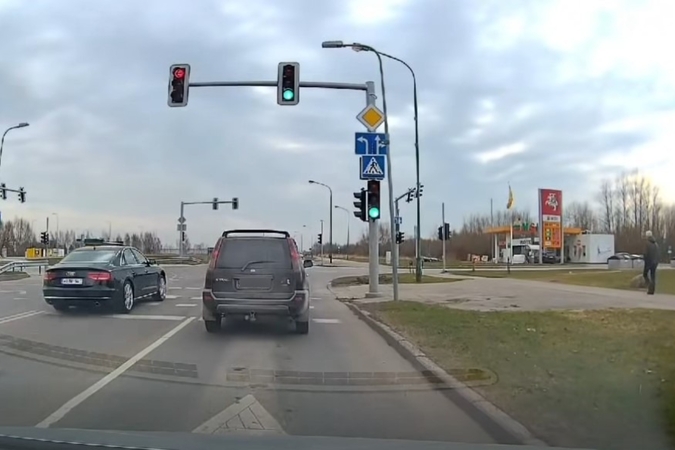 Išsiblaškęs vairuotojas? Nulėkė per raudoną ir ne ta eismo juosta