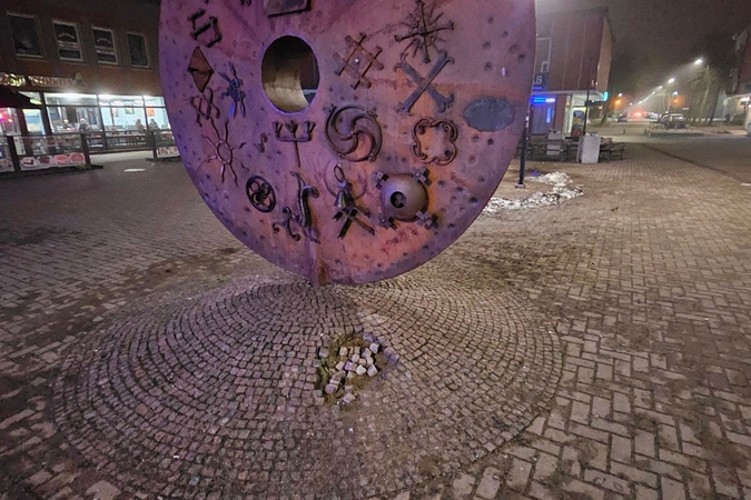 Kartojasi: manoma, kad kažkas tyčia nuolatos gadina grindinį prie „Saulės“ skulptūros.
