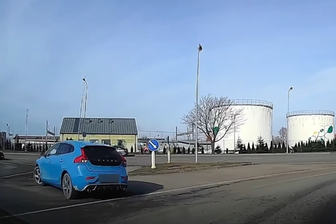 Ką galvojo vairuotojas? Užfiksuotas neįprastas manevras 
