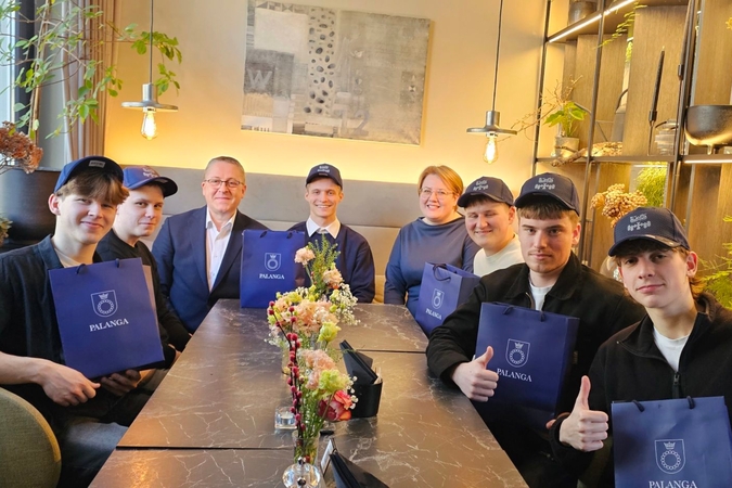 Garbaus amžiaus palangiškiams sniegą nukasti pasiūlę vaikinai sulaukė padėkos