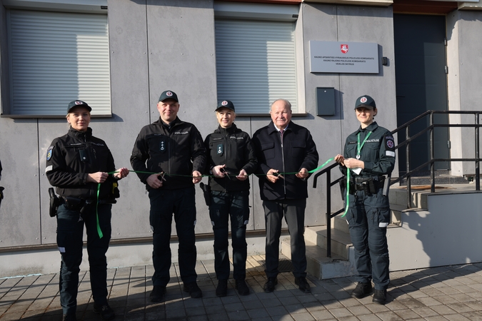 Ceremonija: perkirpus juostelę atidarytas renovuotas Karmėlavos policijos padalinys.