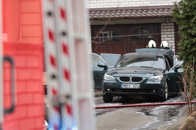 Gaisras po gaisro: ugniagesiai skubėjo gesinti ir BMW