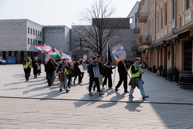 Kaune surengta eisena: nuo soboro iki Vienybės aikštės skambėjo protesto šūkiai